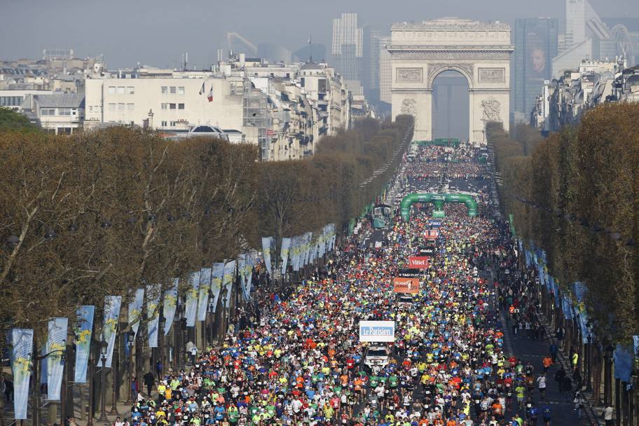 39ª Maratona di Parigi. Una veduta dall&#39;alto degli Champs Elysées (Afp)